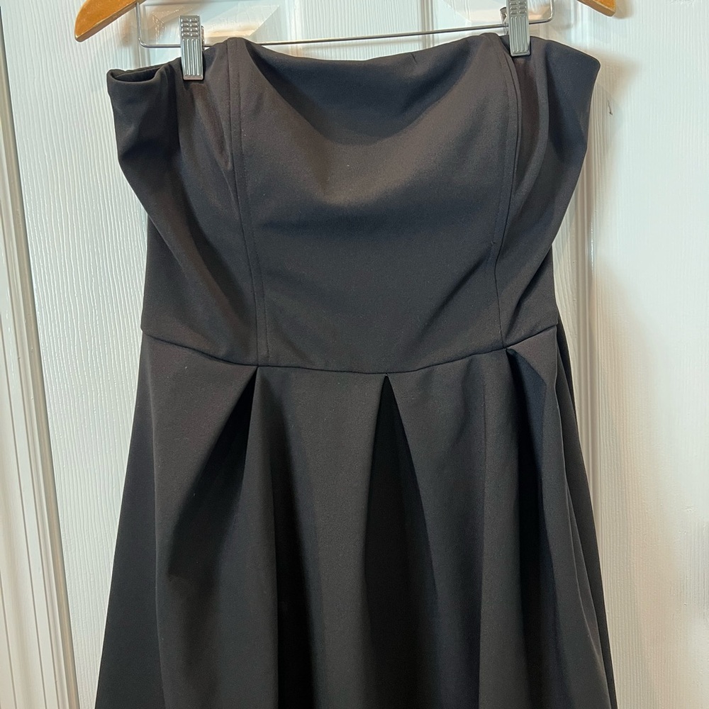 Elegant Black Evening Dress - Picture 2 of 7